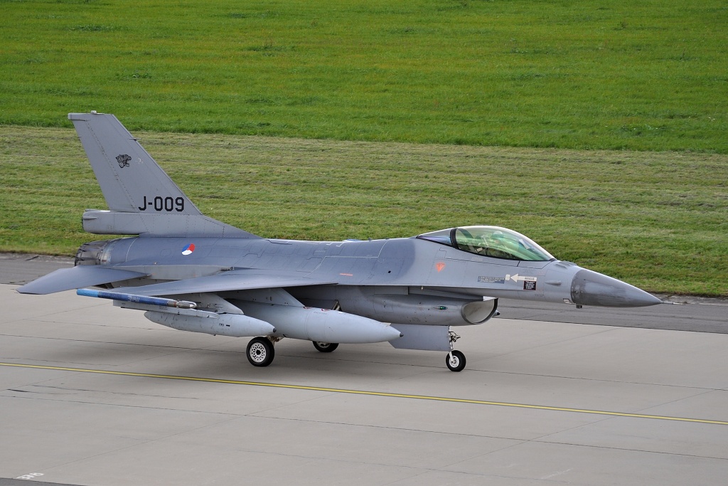 F-16 MLU J-009, Royal Netherlands Air Force, Ostrava (OSR/LKMT), TWY F, 17.09.2010