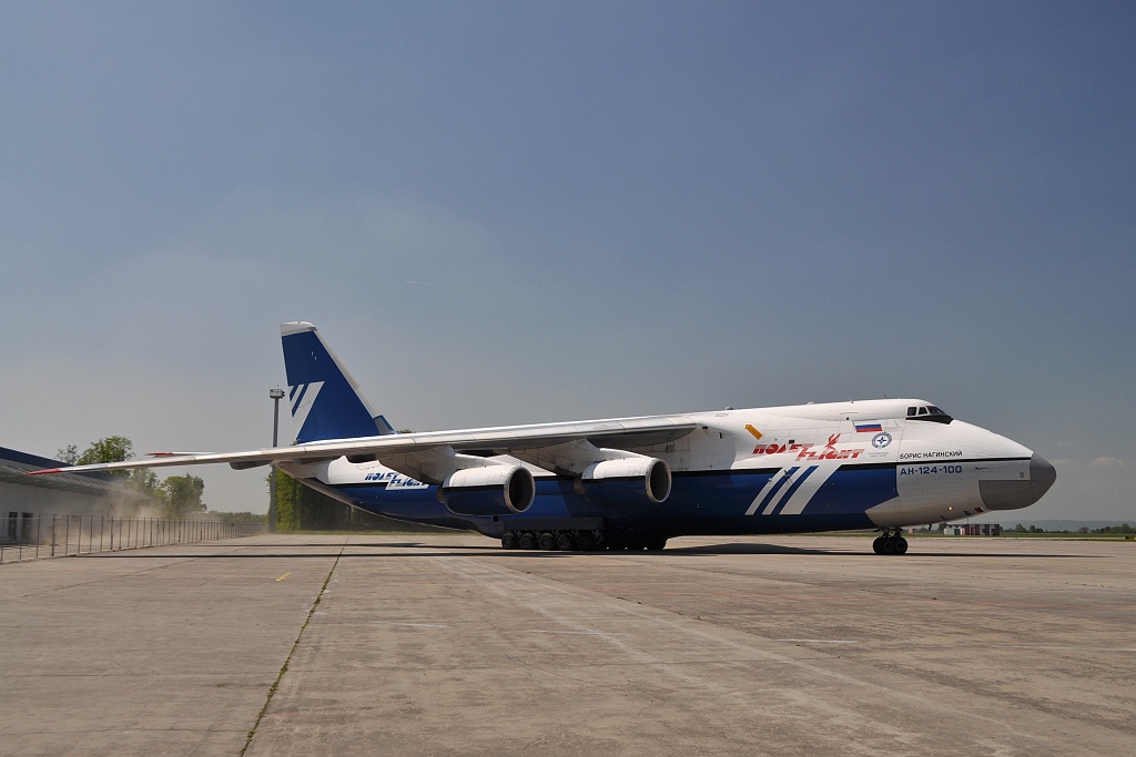 Antonov 124-100, RA-82075 Polet Cargo Airlines, POT-4126 YQX-OSR-KDH, Boris vypomh s klidem prachu na staveniti novho cargo terminlu v Monov, 11.05.2011