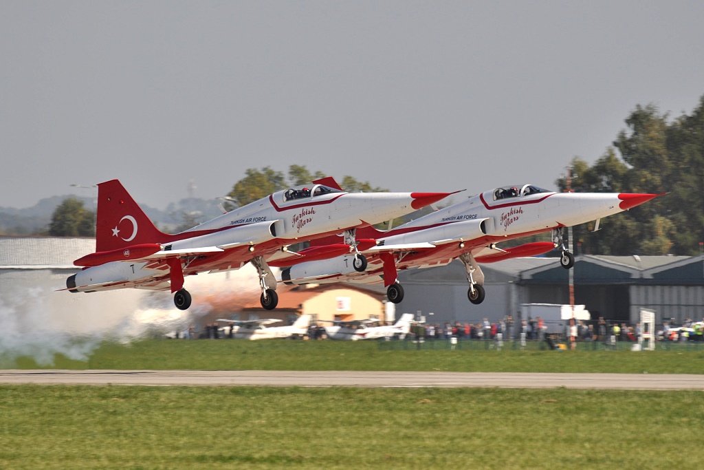 Canadair NF-5 Freedom Fighter, Turkish Air Force (Turkish Stars dynamic display), Ostrava (OSR/LKMT), 24.09.2011