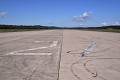 Práh dráhy 27 letiště Hradčany u Mimoně (bývalý vojenský výcvikový prostor Ralsko). Dráha o délce 2800 m a šířce 90 m je nyní využívána jen ultra lehkými letadly. Hradčany ( LKHR ), 23.06.2012